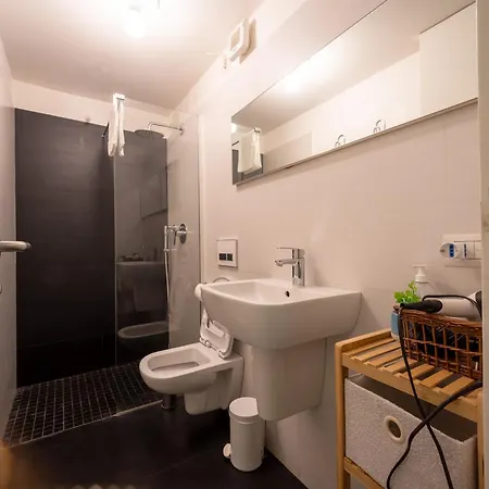 Opera 15 - Halfway Between Arena And Trainstation * 베로나